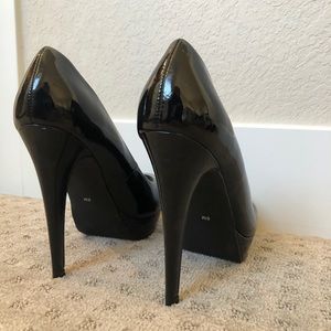 GUESS heels! glossy black with a slight platform